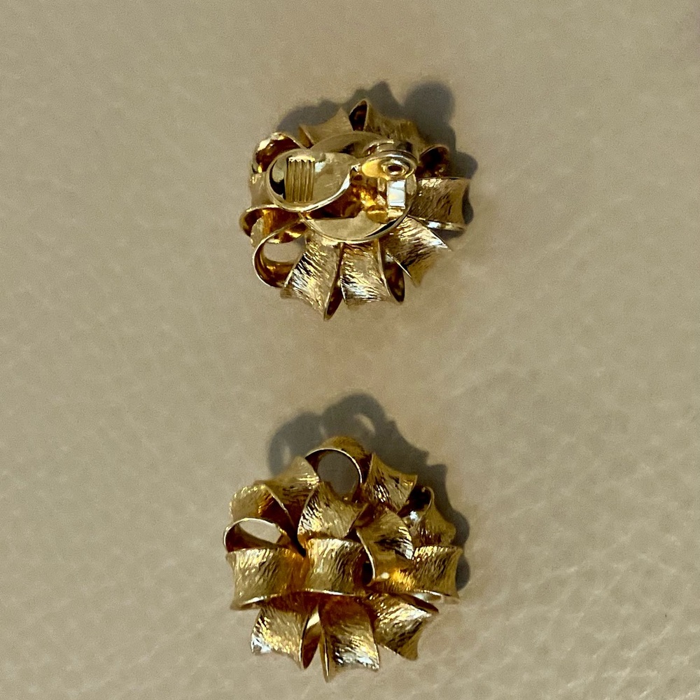 Monet Gold Ribbon Brooch and Earring Set - Picture 5 of 6